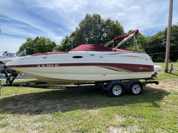 Used 2004 Chaparral 237 Sunesta Power Boat for sale